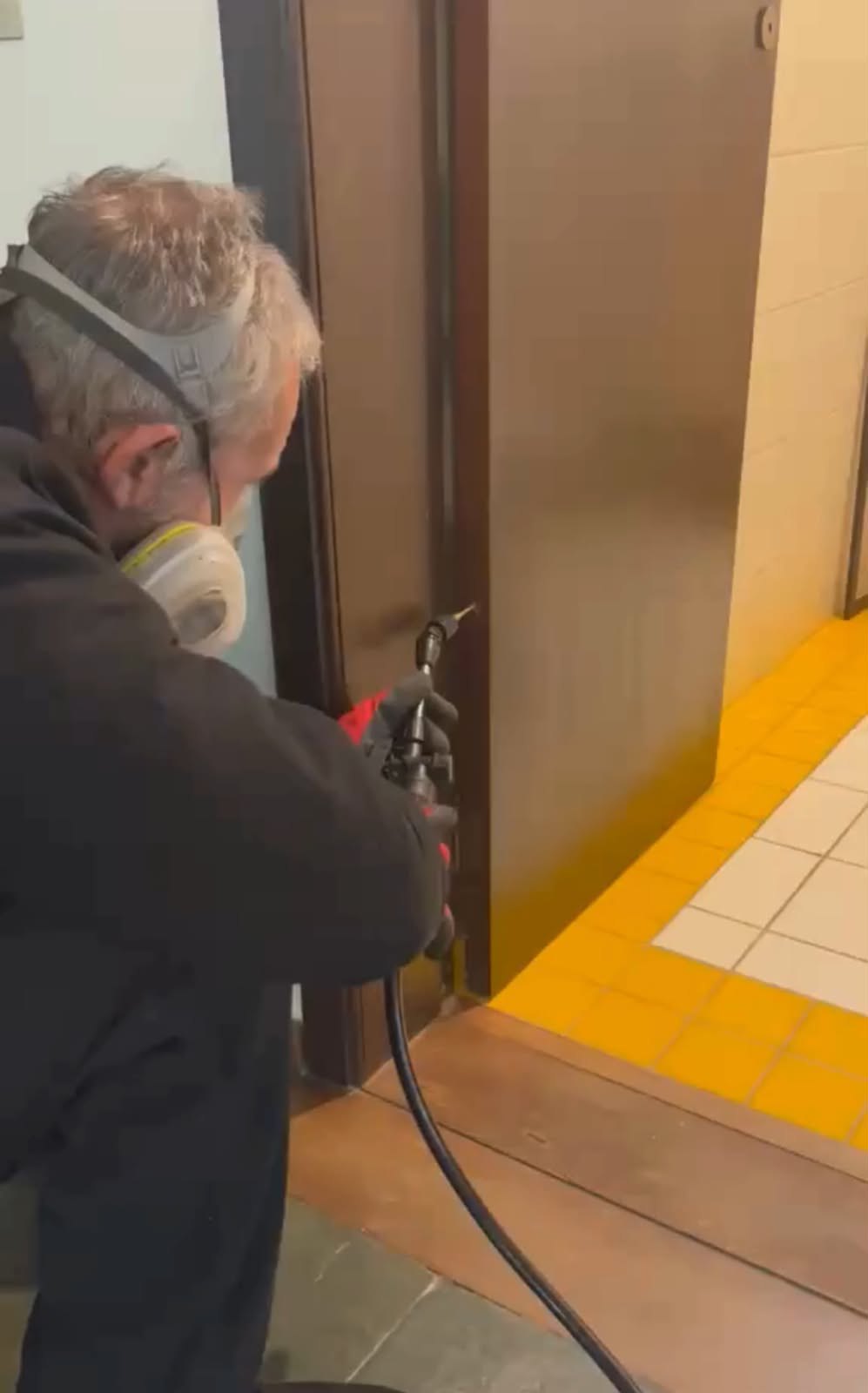 Técnico da Pioneira aplicando tratamento contra cupins em batente de porta